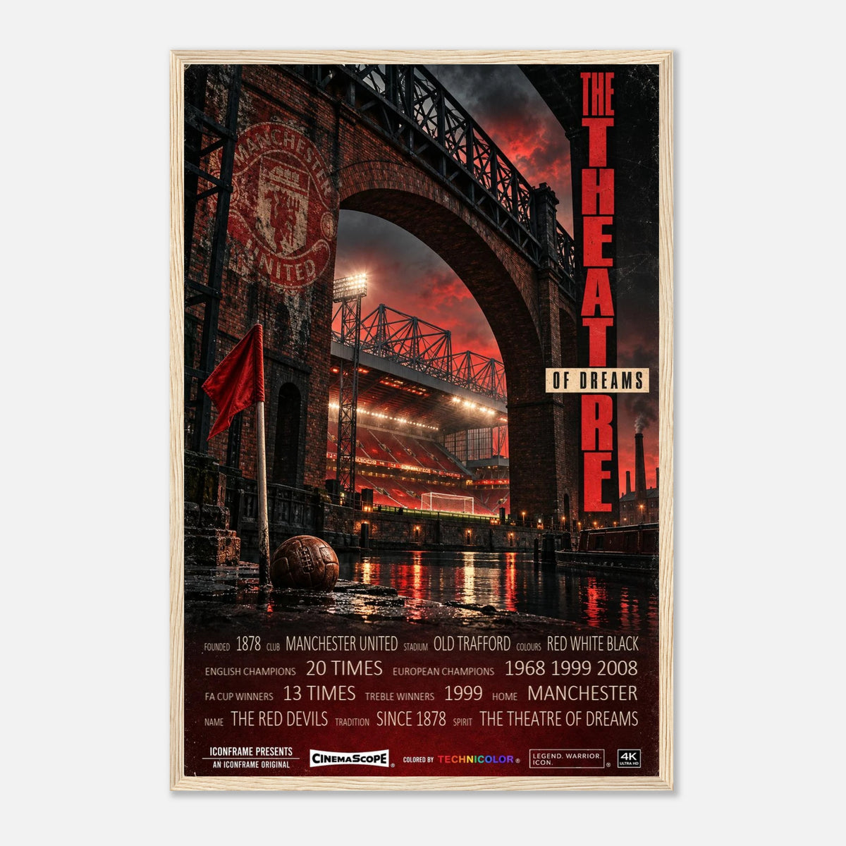 Manchester United Poster „The Theatre of Dreams“ – 40 × 60 cm, mit naturfarbenem Holzrahmen vor hellem Hintergrund