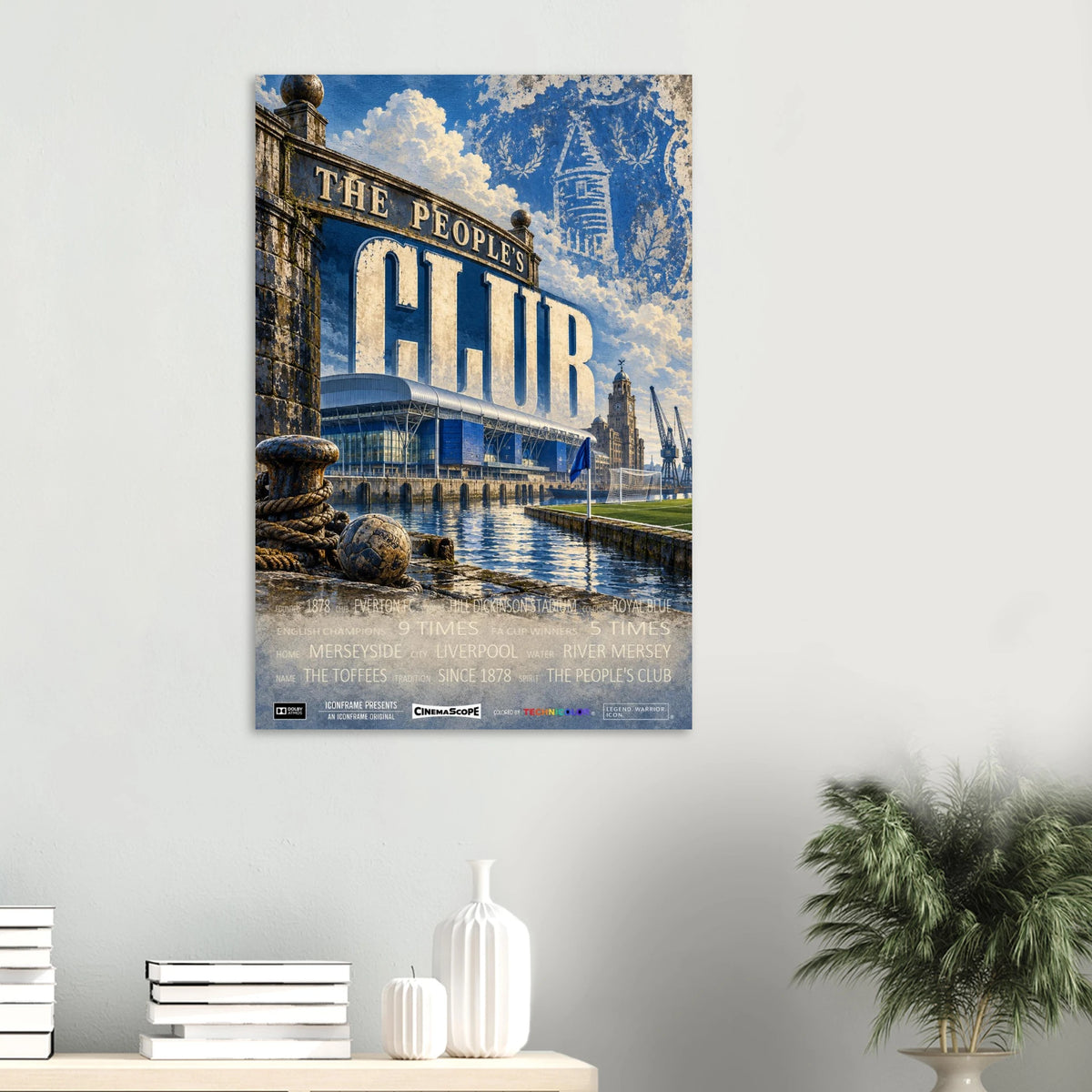 Everton Poster „The People's Club“ an einer hellen Wand über Büchern und weißen Vasen