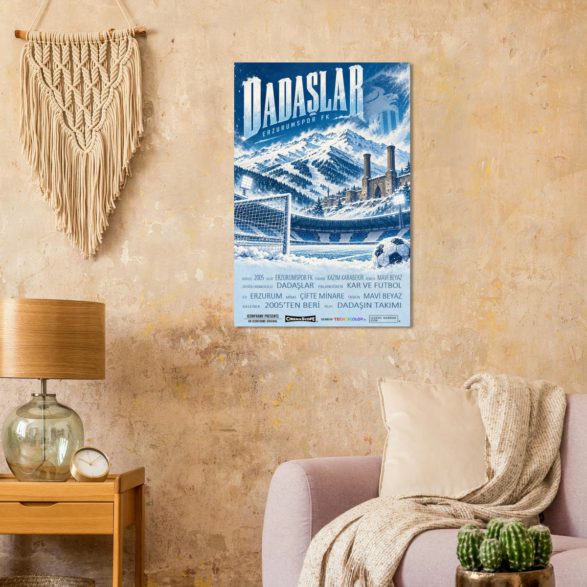 Erzurumspor FK Poster „Dadaşlar“ an einer beigen Wand neben einem Sessel und einer Tischlampe