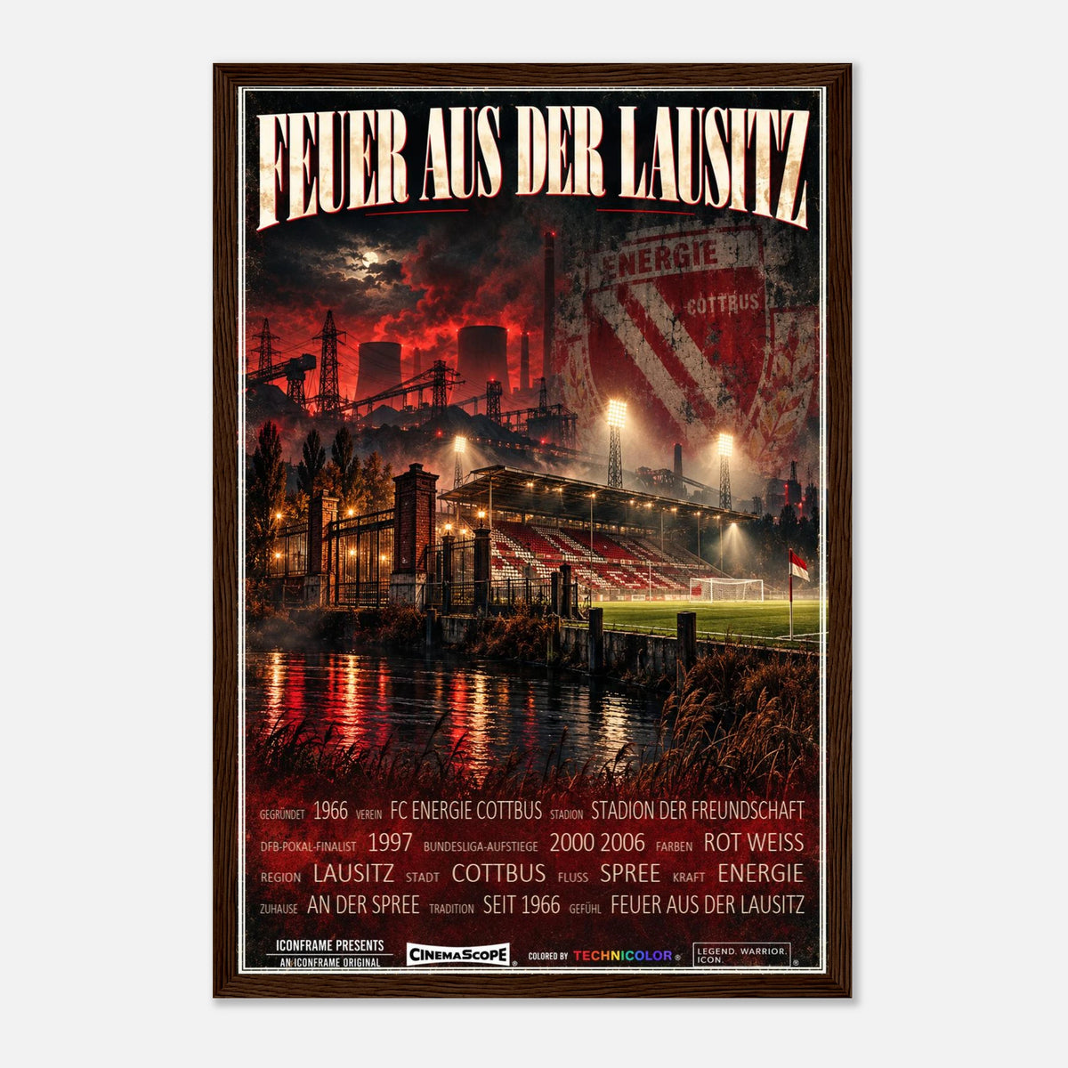 Energie Cottbus Poster „Feuer aus der Lausitz“ – 30 × 45 cm, mit dunkelbraunem Holzrahmen vor hellem Hintergrund