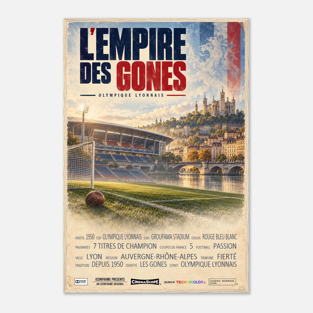 Olympique Lyon Poster „L’Empire des Gones“ – 60 × 90 cm, mit naturfarbenem Holzrahmen