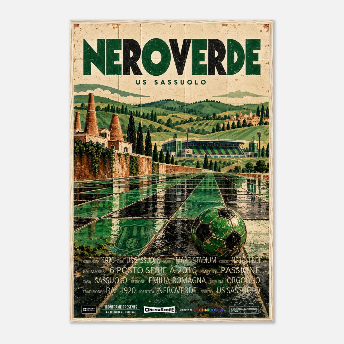 US Sassuolo Poster „Neroverde“ – 60 × 90 cm, mit naturfarbenem Holzrahmen vor hellem Hintergrund