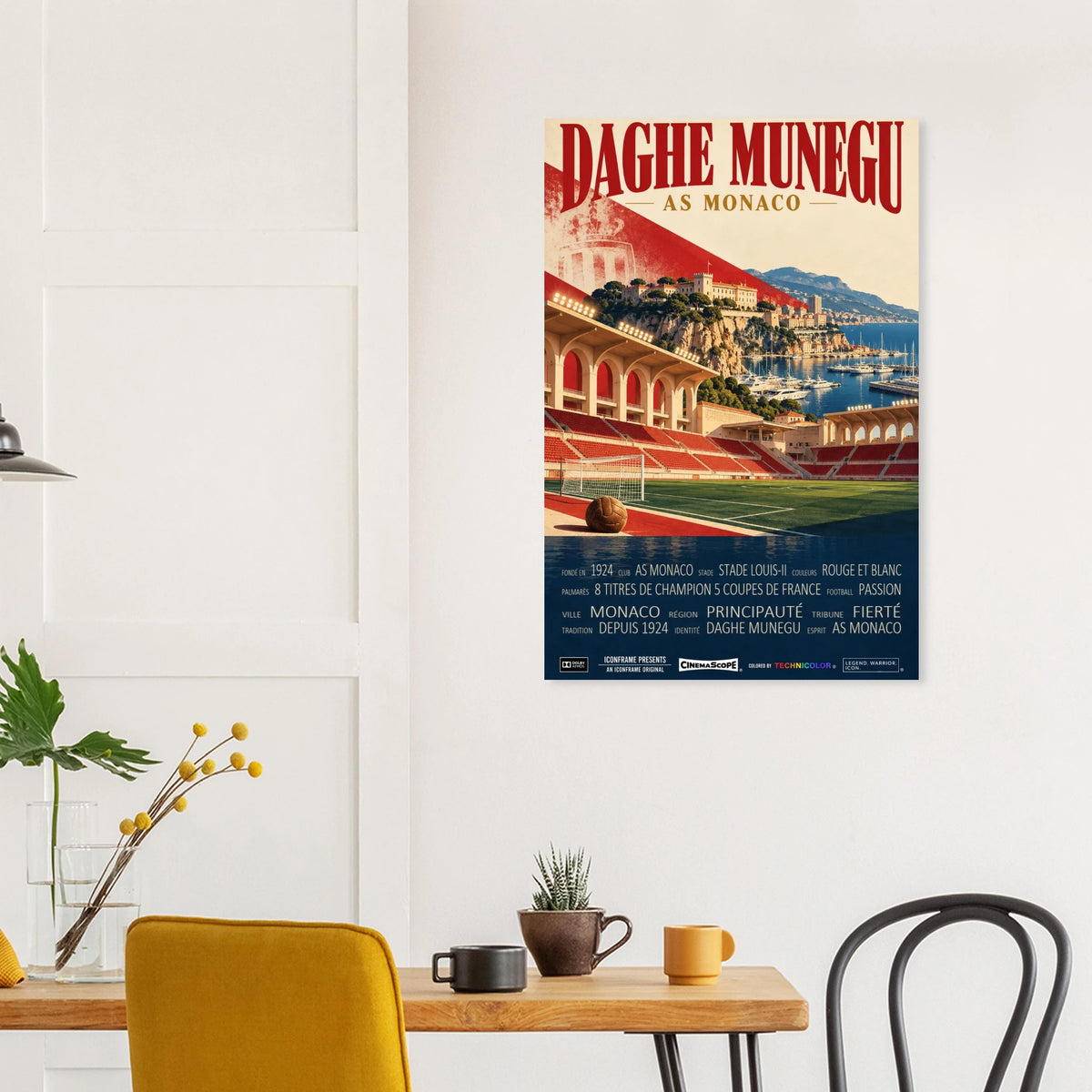 AS Monaco Poster „Daghe Munegu“ an einer hellen Wand über einem Esstisch