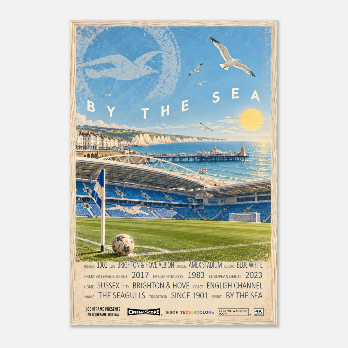 Brighton & Hove Albion Poster „By the Sea“ – 40 × 60 cm, mit naturfarbenem Holzrahmen vor hellem Hintergrund