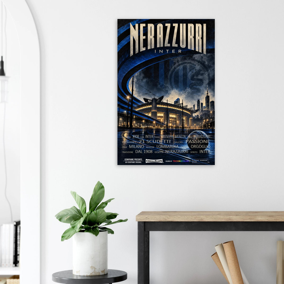 Inter Mailand Poster „Nerazzurri“ an einer hellen Wand neben einer Pflanze und einem Tisch