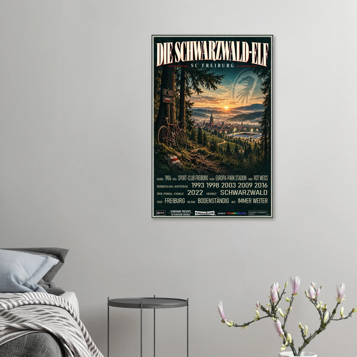 SC Freiburg Poster „Die Schwarzwald-Elf“ an einer grauen Wand neben einem Bett