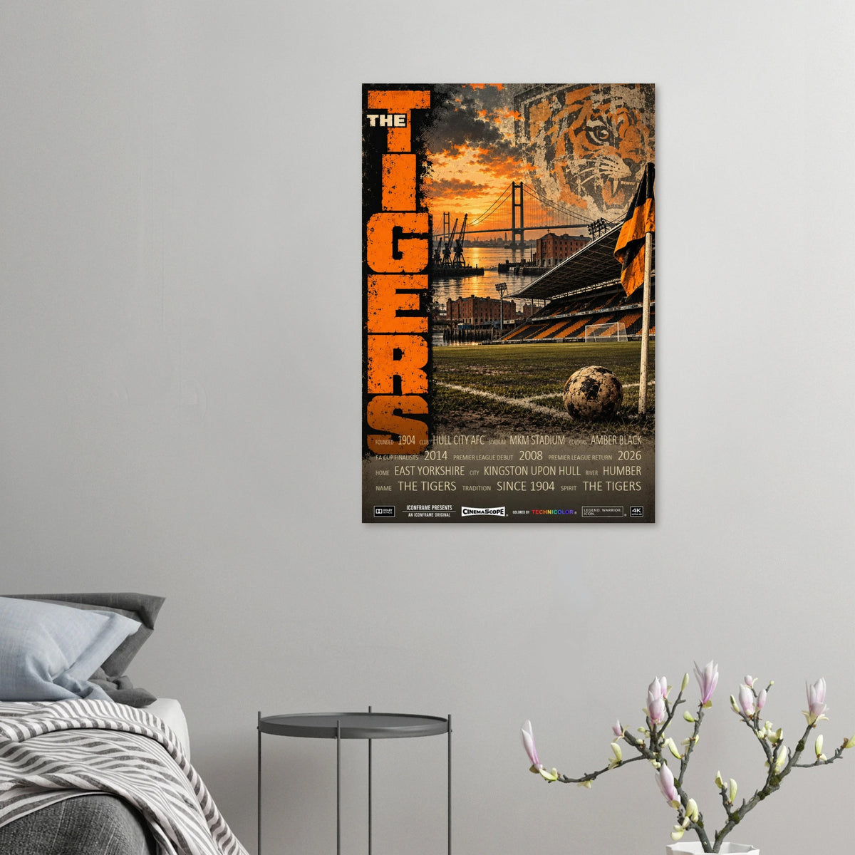 Hull City Poster „The Tigers“ an einer grauen Wand neben einem Bett