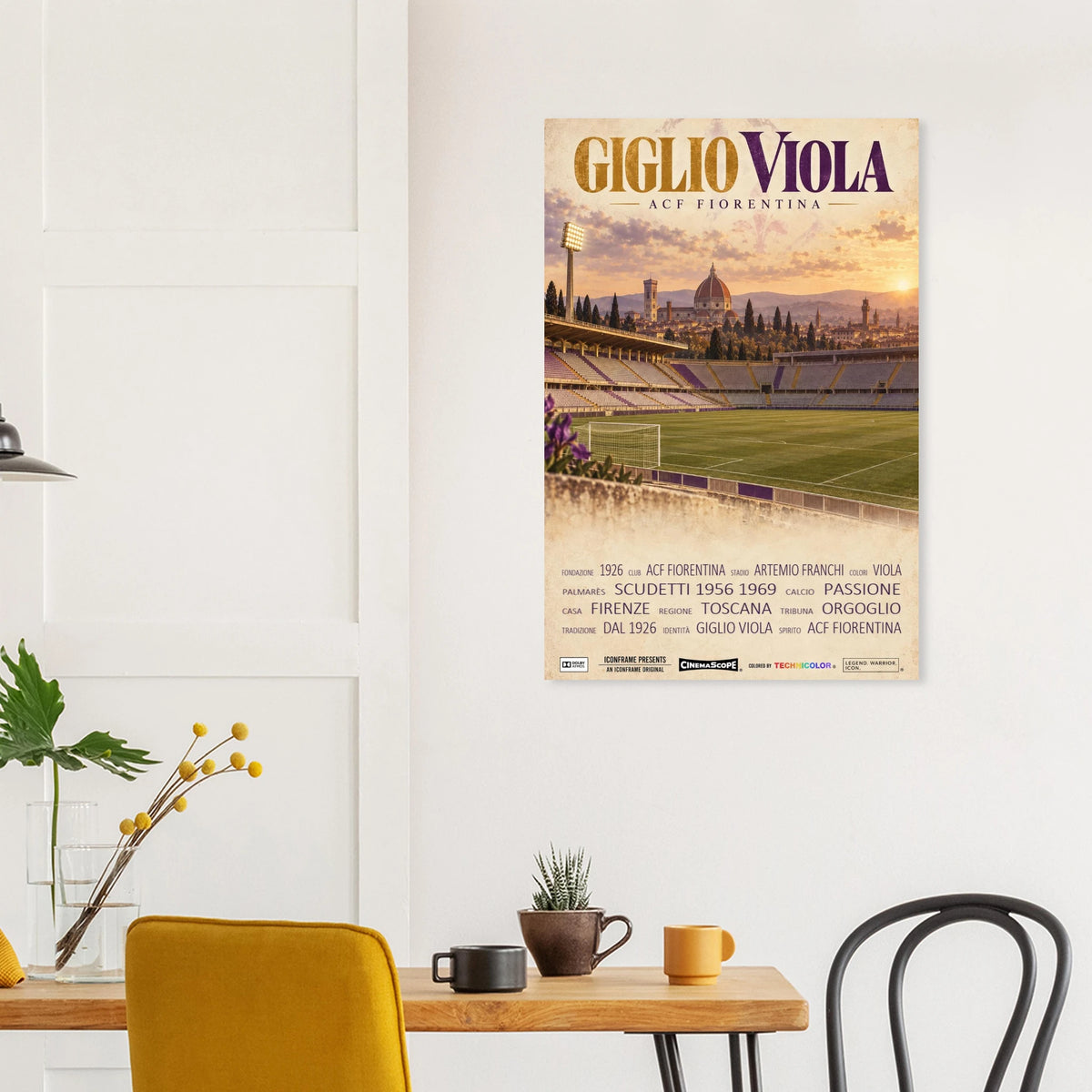 ACF Fiorentina Poster „Giglio Viola“ an einer hellen Wand über einem Esstisch