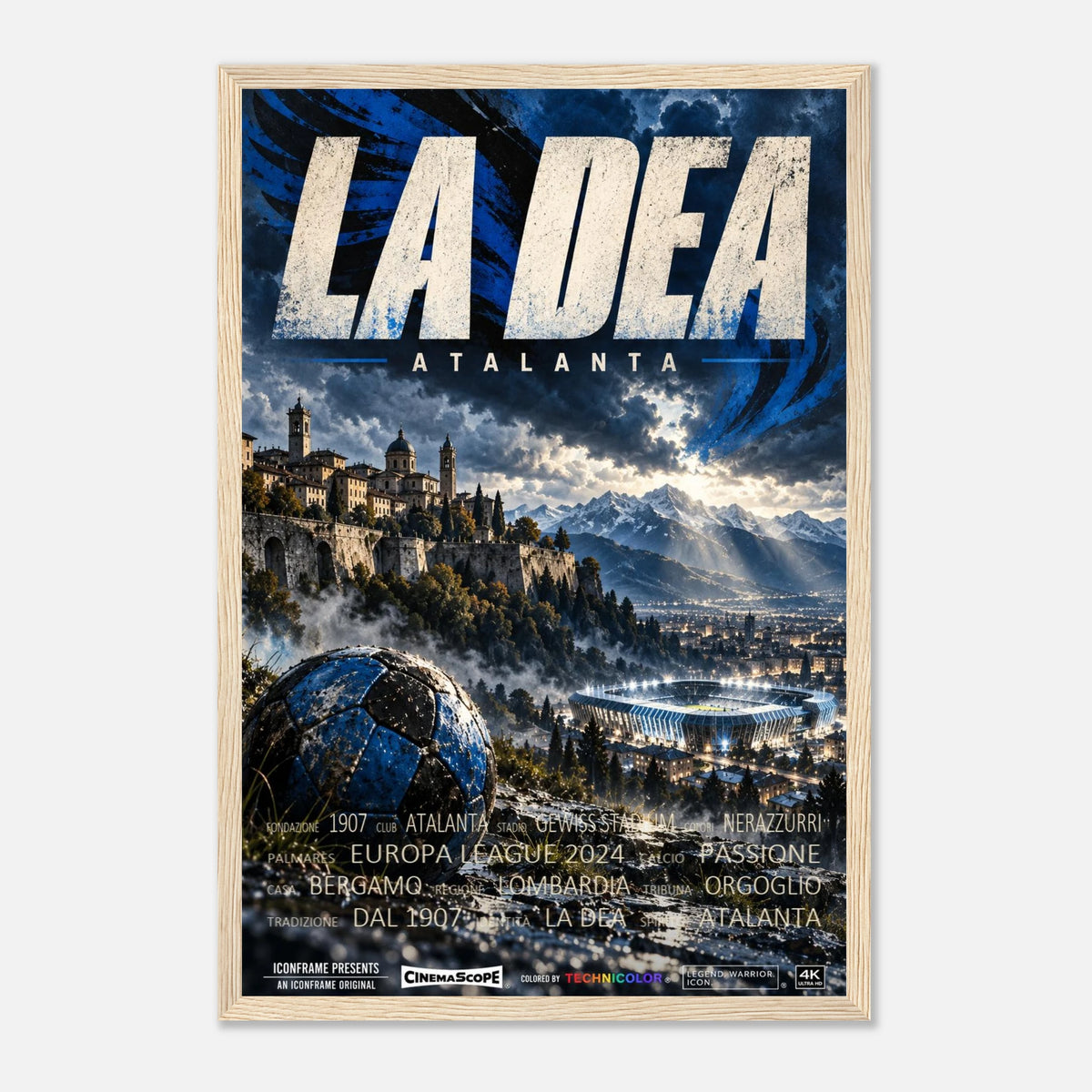Atalanta Bergamo Poster „La Dea“ – 30 × 45 cm, mit naturfarbenem Holzrahmen vor hellem Hintergrund