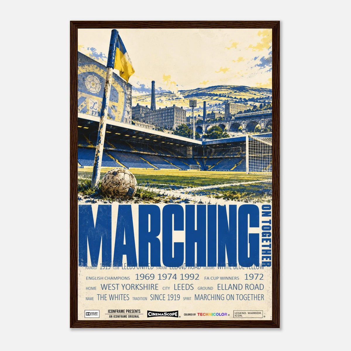 Leeds United Poster „Marching on Together“ – 30 × 45 cm, mit dunkelbraunem Holzrahmen vor hellem Hintergrund