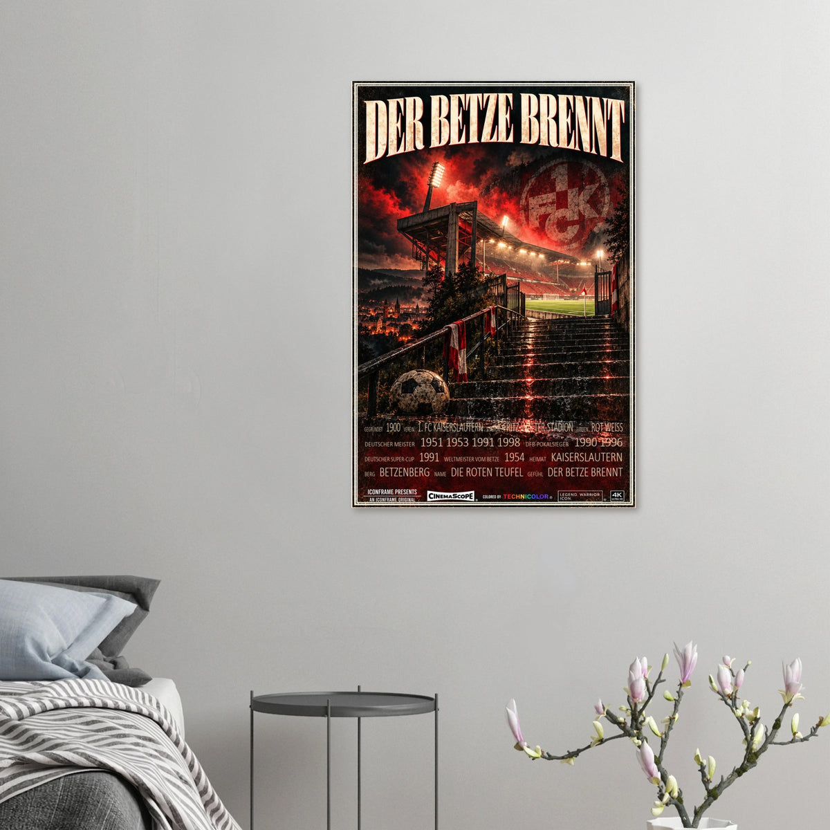 1. FC Kaiserslautern Poster „Der Betze brennt“ an einer grauen Wand neben einem Bett