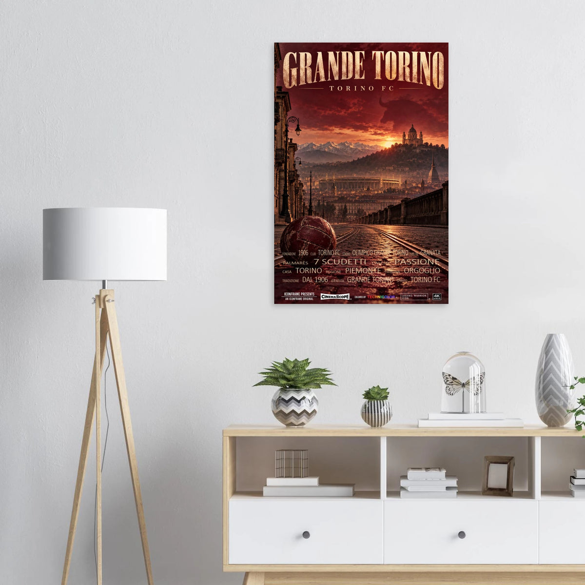 FC Turin Poster „Grande Torino“ an einer hellen Wand über einem Sideboard neben einer Stehlampe