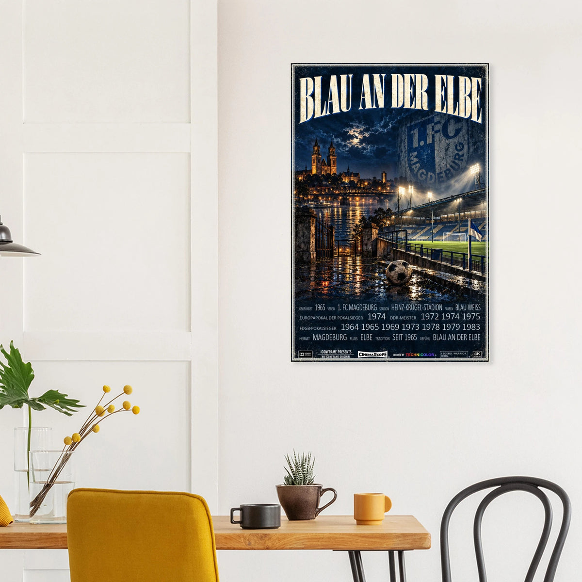1. FC Magdeburg Poster „Blau an der Elbe“ an einer hellen Wand über einem Esstisch