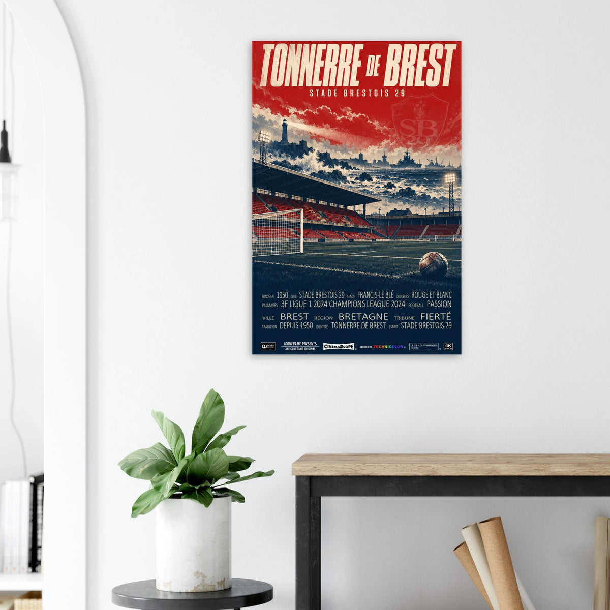 Stade Brest Poster „Tonnerre de Brest“ an einer hellen Wand neben einer Pflanze und einem Tisch