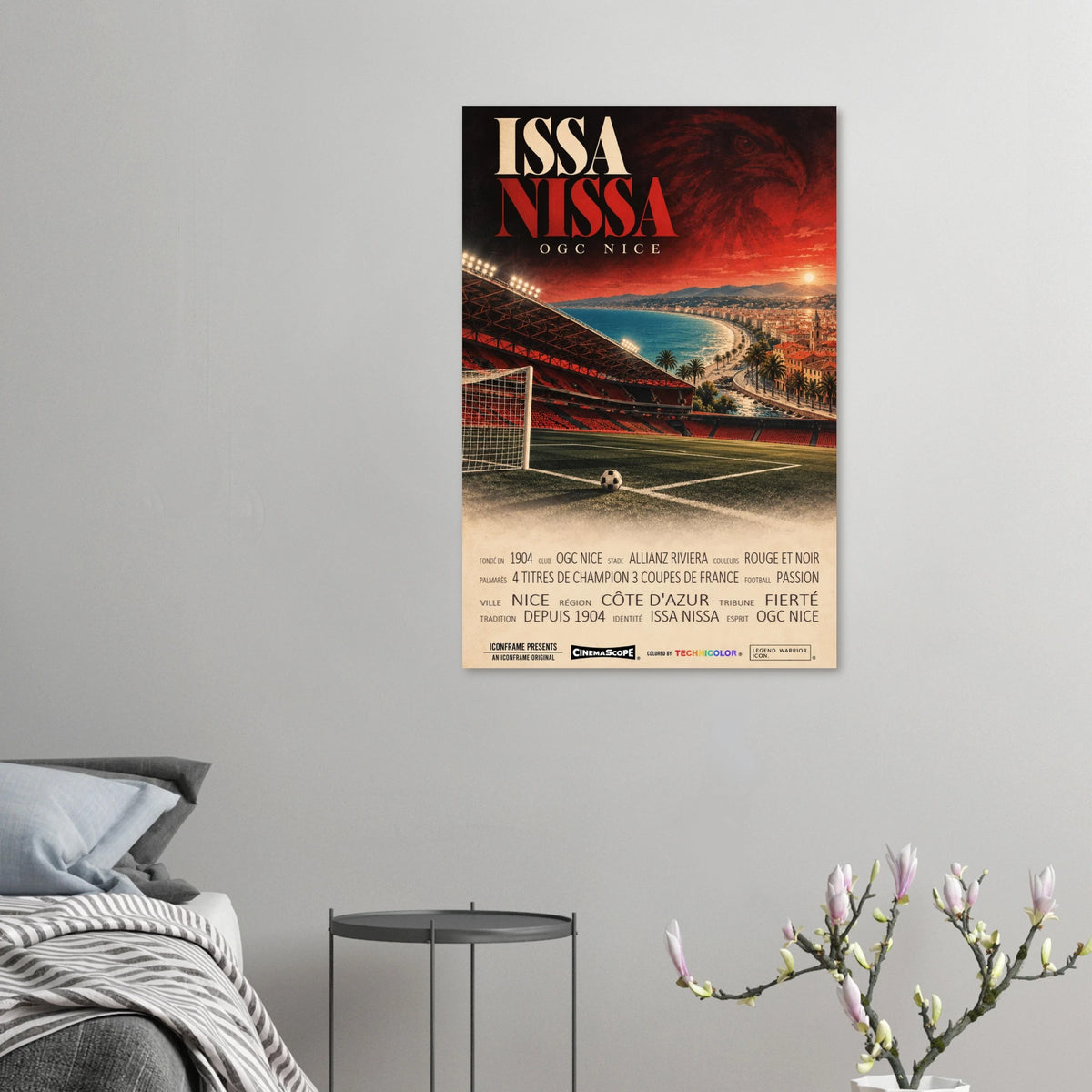 OGC Nizza Poster „Issa Nissa“ an einer grauen Wand neben einem Bett
