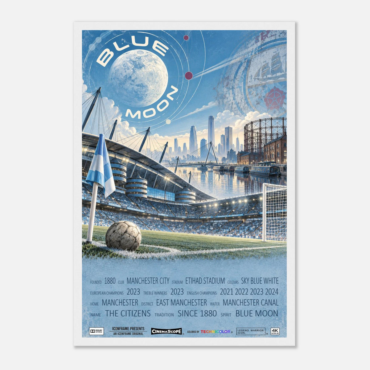 Manchester City Poster „Blue Moon“ – 30 × 45 cm, mit weißem Holzrahmen vor hellem Hintergrund