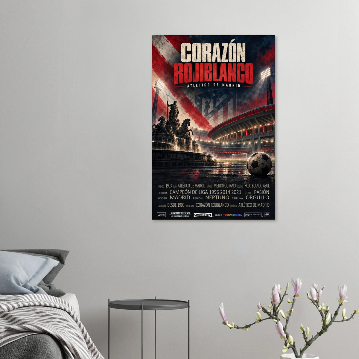 Atlético Madrid Poster „Corazón Rojiblanco“ an einer grauen Wand neben einem Bett