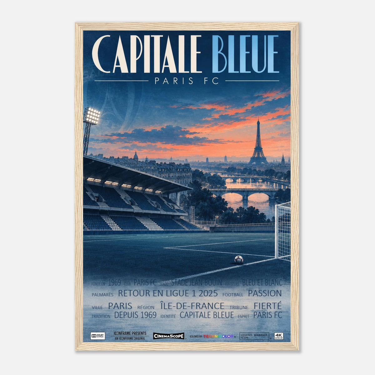 Paris FC Poster „Capitale Bleue“ – 30 × 45 cm, mit naturfarbenem Holzrahmen
