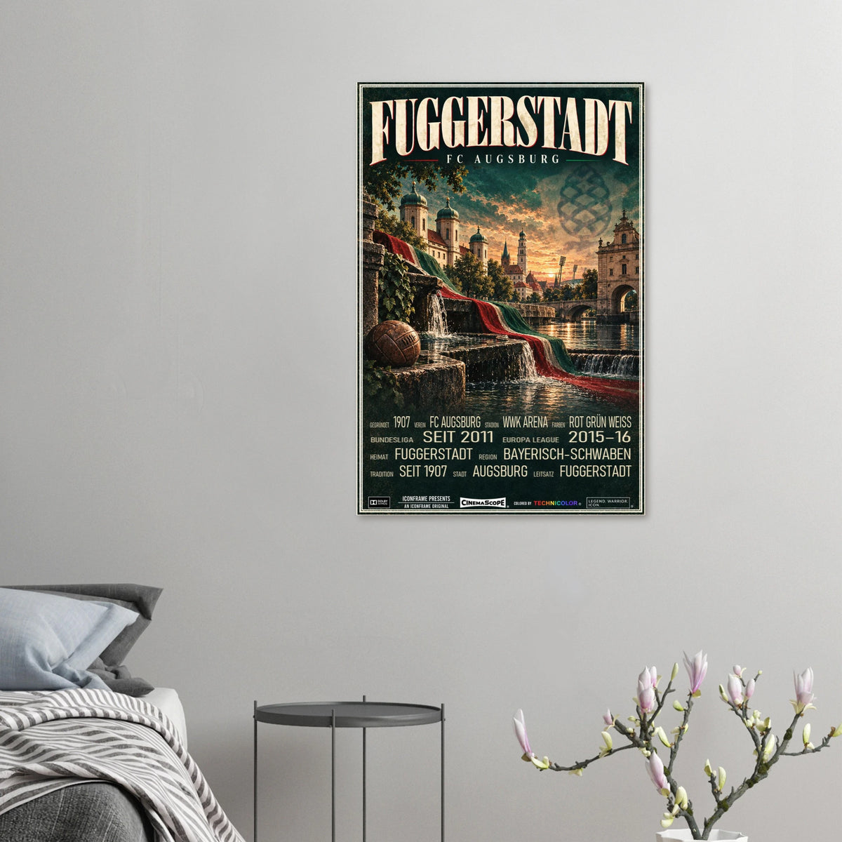 FC Augsburg Poster „Fuggerstadt“ an einer grauen Wand neben einem Bett