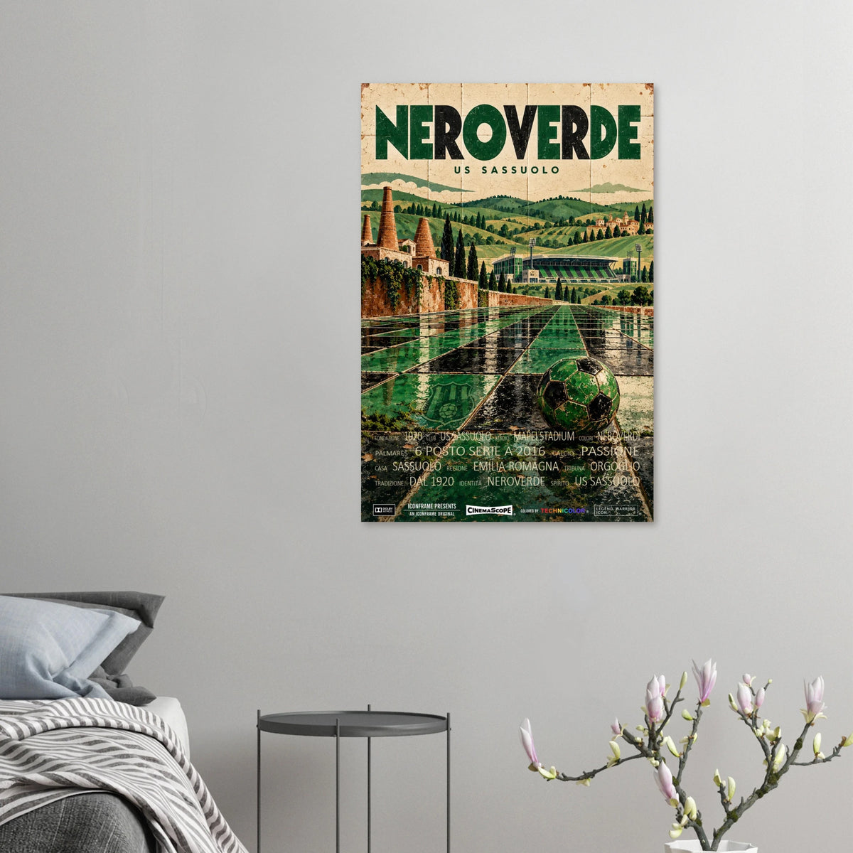 US Sassuolo Poster „Neroverde“ an einer grauen Wand neben einem Bett