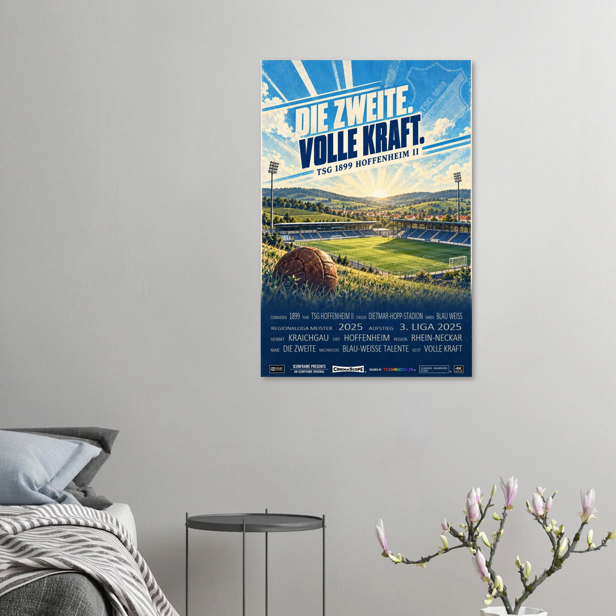 TSG 1899 Hoffenheim II Poster „Die Zweite. Volle Kraft.“ an einer grauen Wand neben einem Bett