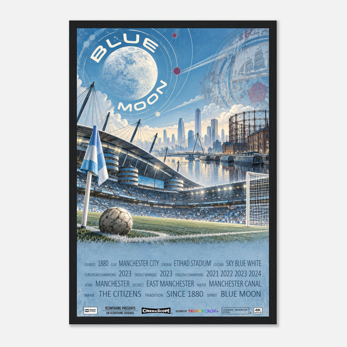 Manchester City Poster „Blue Moon“ – 30 × 45 cm, mit schwarzem Holzrahmen vor hellem Hintergrund