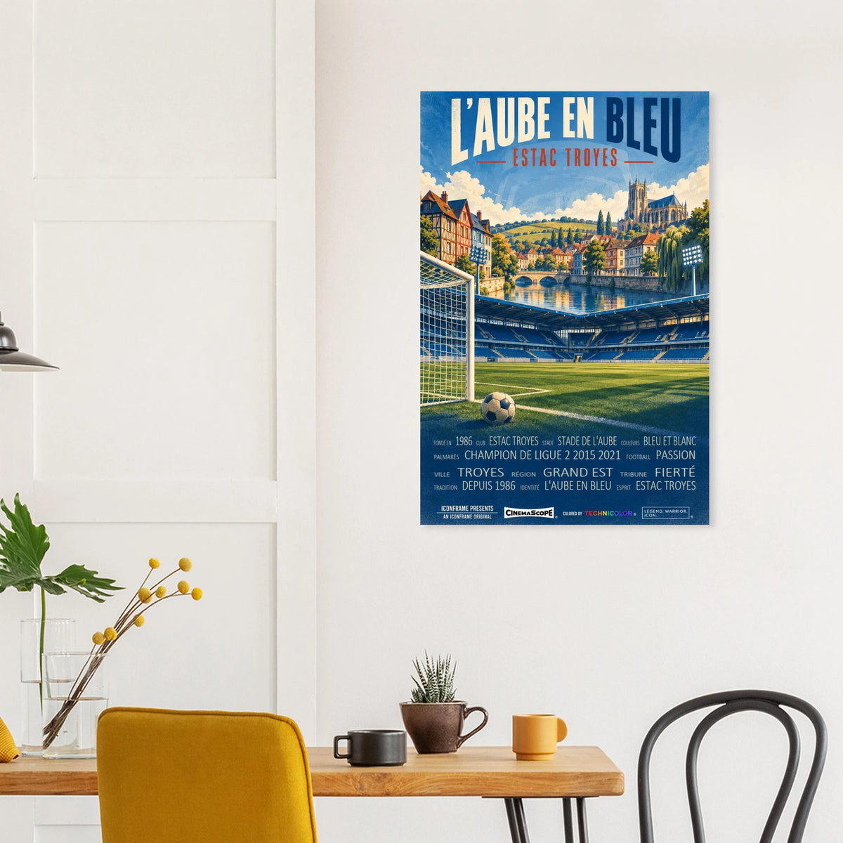 ES Troyes AC Poster „L’Aube en Bleu“ an einer hellen Wand über einem Esstisch