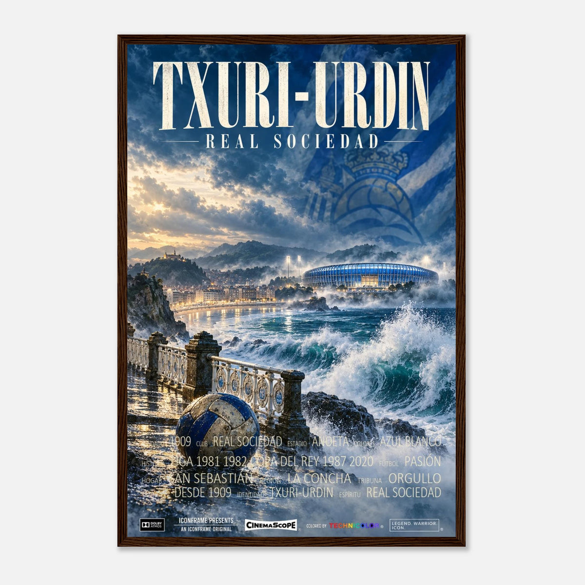 Real Sociedad Poster „Txuri-Urdin“ – 40 × 60 cm, mit dunkelbraunem Holzrahmen vor hellem Hintergrund