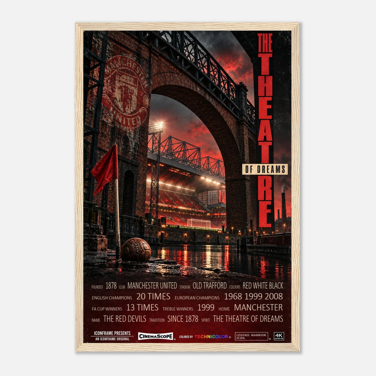 Manchester United Poster „The Theatre of Dreams“ – 30 × 45 cm, mit naturfarbenem Holzrahmen vor hellem Hintergrund