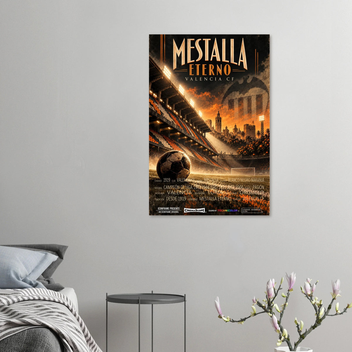 FC Valencia Poster „Mestalla Eterno“ an einer grauen Wand neben einem Bett