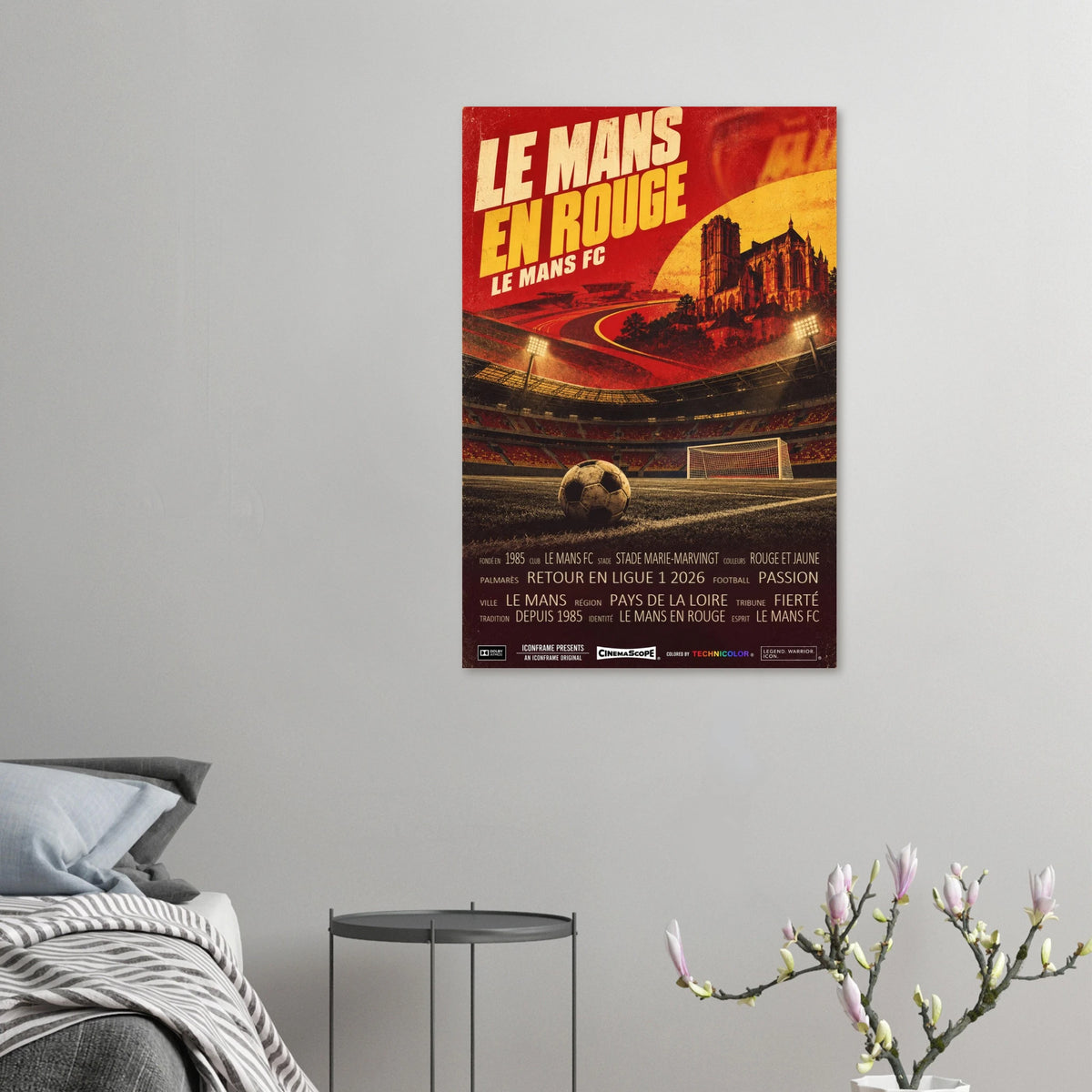 Le Mans FC Poster „Le Mans en Rouge“ an einer grauen Wand neben einem Bett