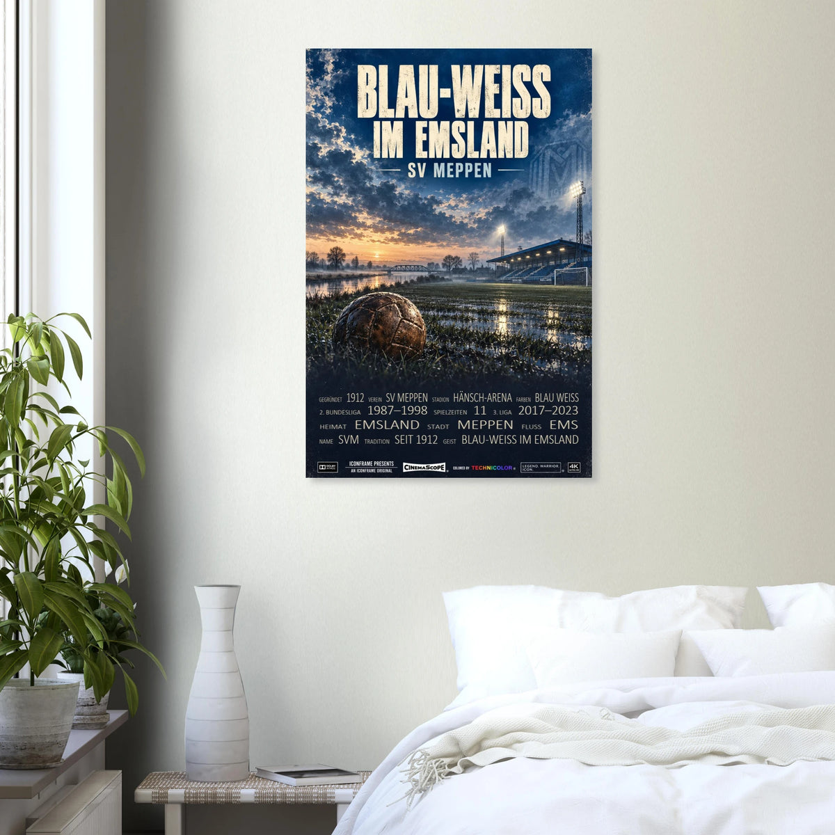 SV Meppen Poster „Blau-Weiss im Emsland“ an einer hellen Wand über einem weiß bezogenen Bett