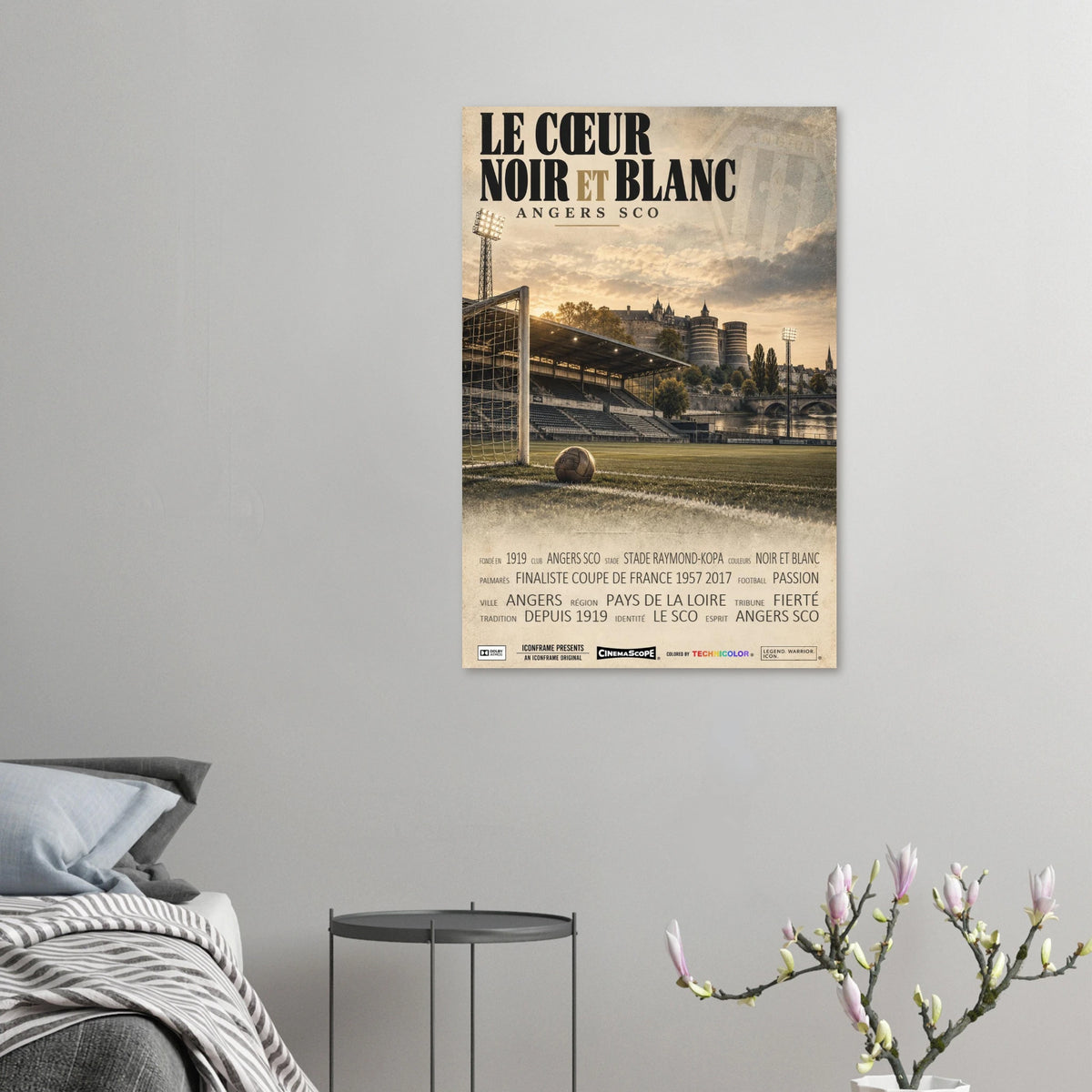 SCO Angers Poster „Le Cœur Noir et Blanc“ an einer grauen Wand neben einem Bett