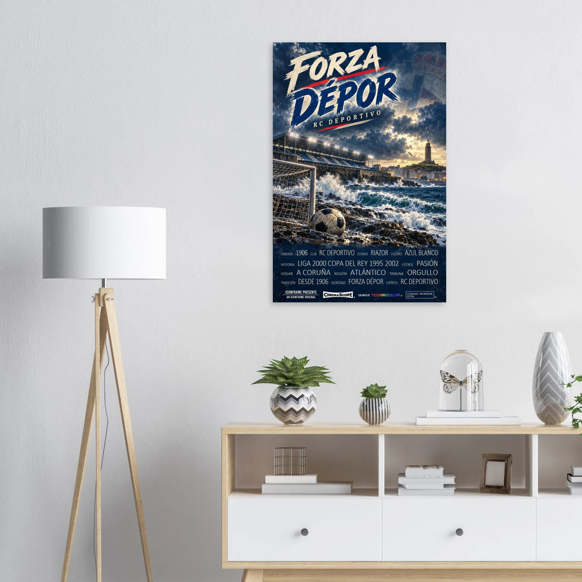 Deportivo A Coruña Poster „Forza Dépor“ an einer hellen Wand über einem Sideboard neben einer Stehlampe