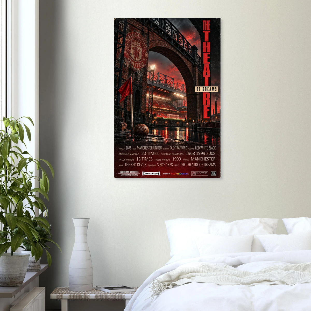 Manchester United Poster „The Theatre of Dreams“ an einer hellen Wand neben einem weiß bezogenen Bett
