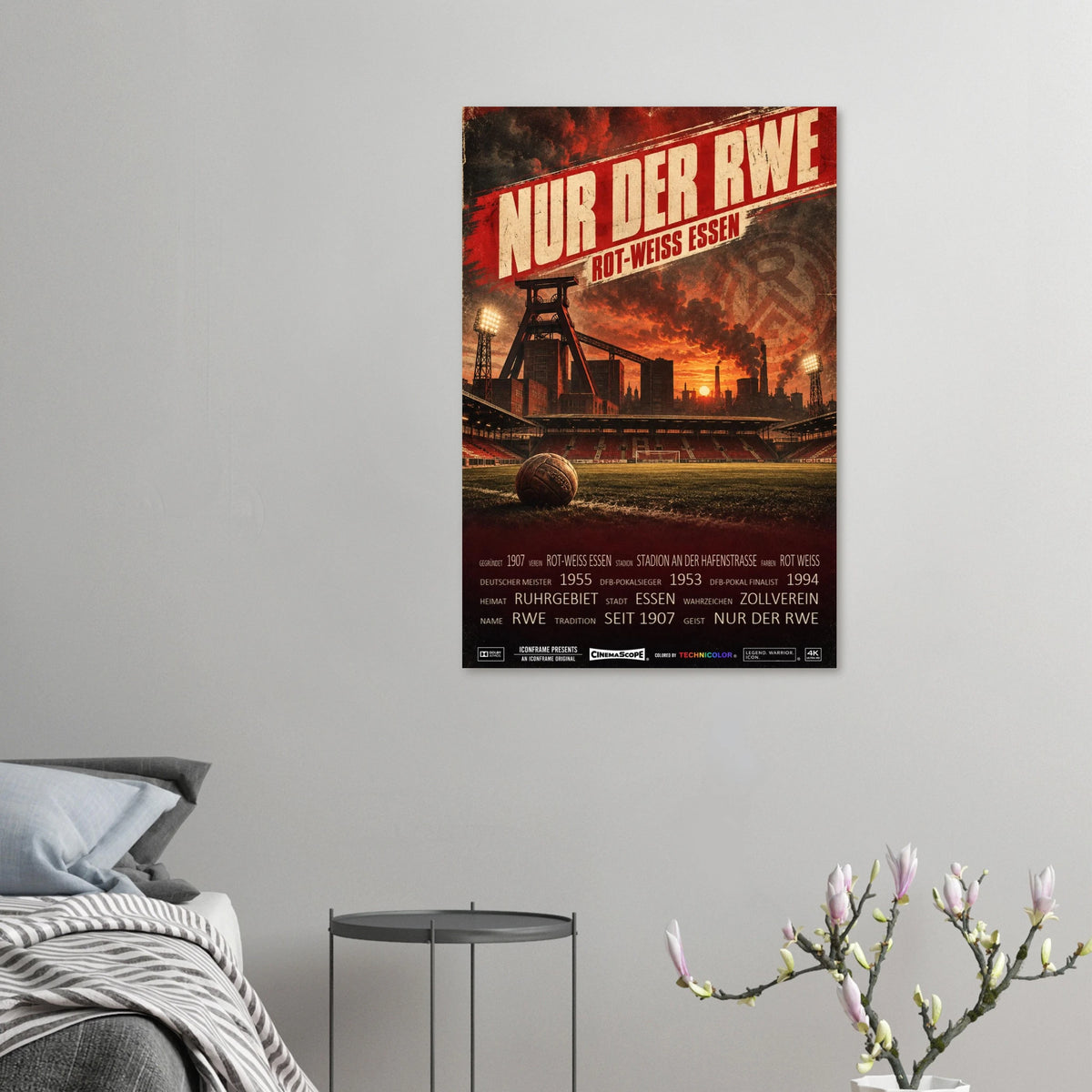 Rot-Weiss Essen Poster „Nur der RWE“ an einer grauen Wand neben einem Bett