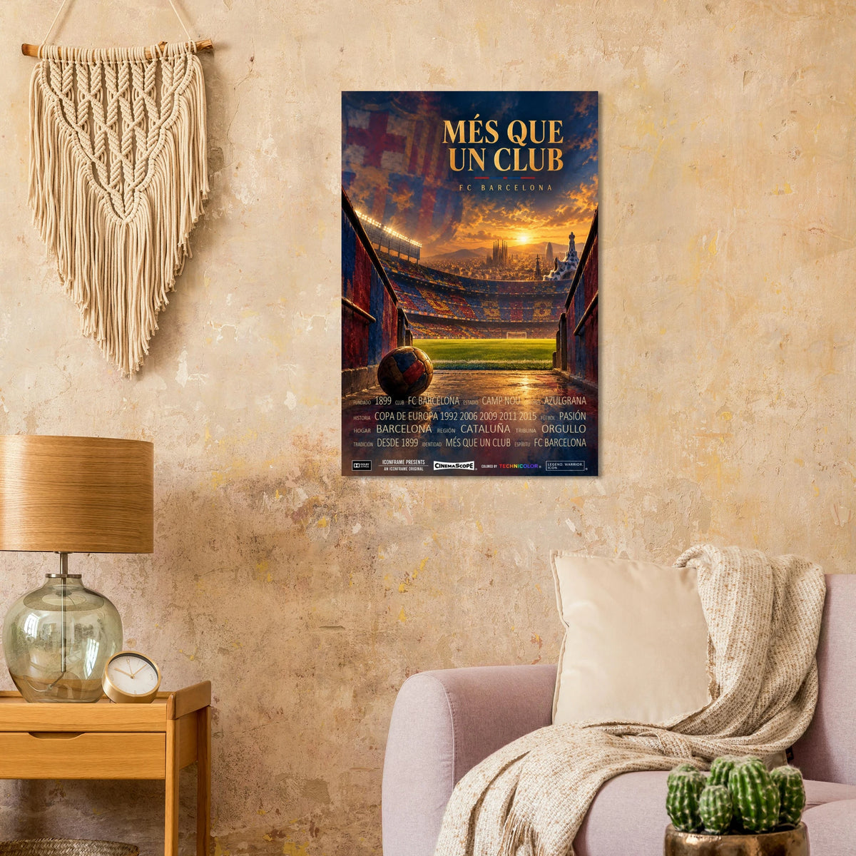 FC Barcelona Poster „Més que un club“ an einer warmen beigen Wand neben einem Sessel