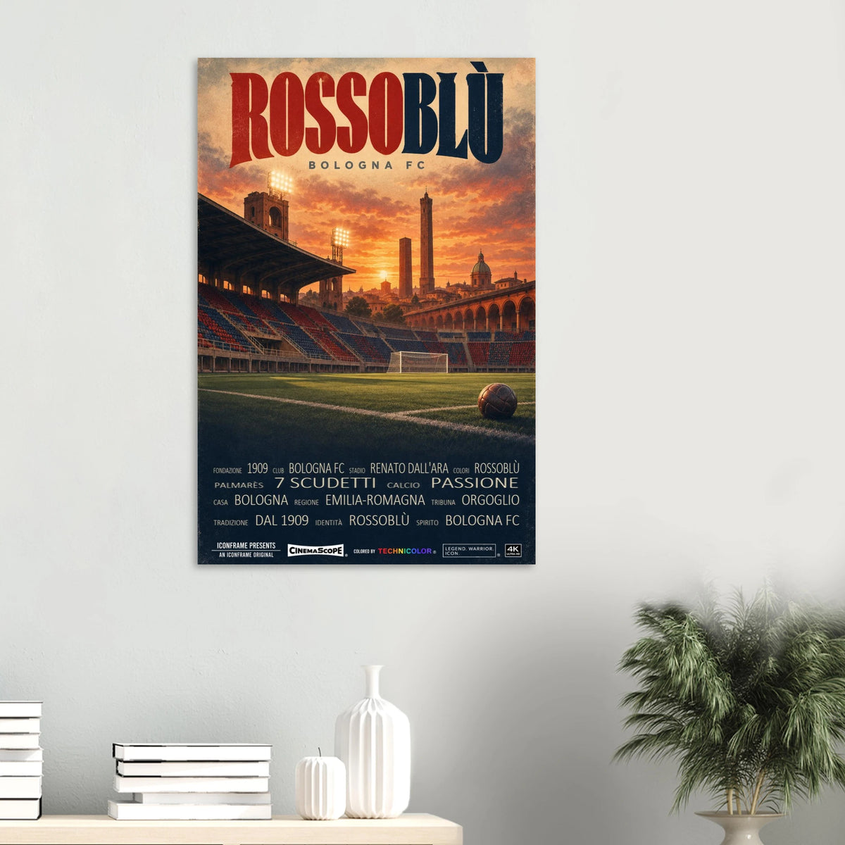 FC Bologna Poster „Rossoblù“ an einer hellen Wand über einer Ablage mit Büchern und Vasen