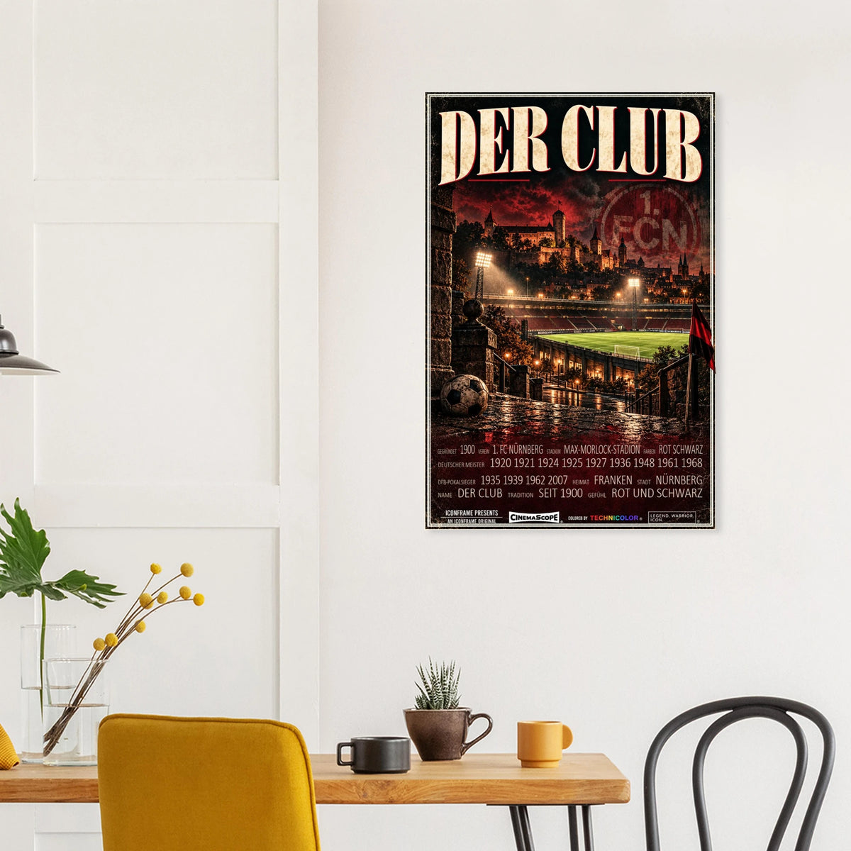 1. FC Nürnberg Poster „Der Club“ an einer hellen Wand über einem Esstisch