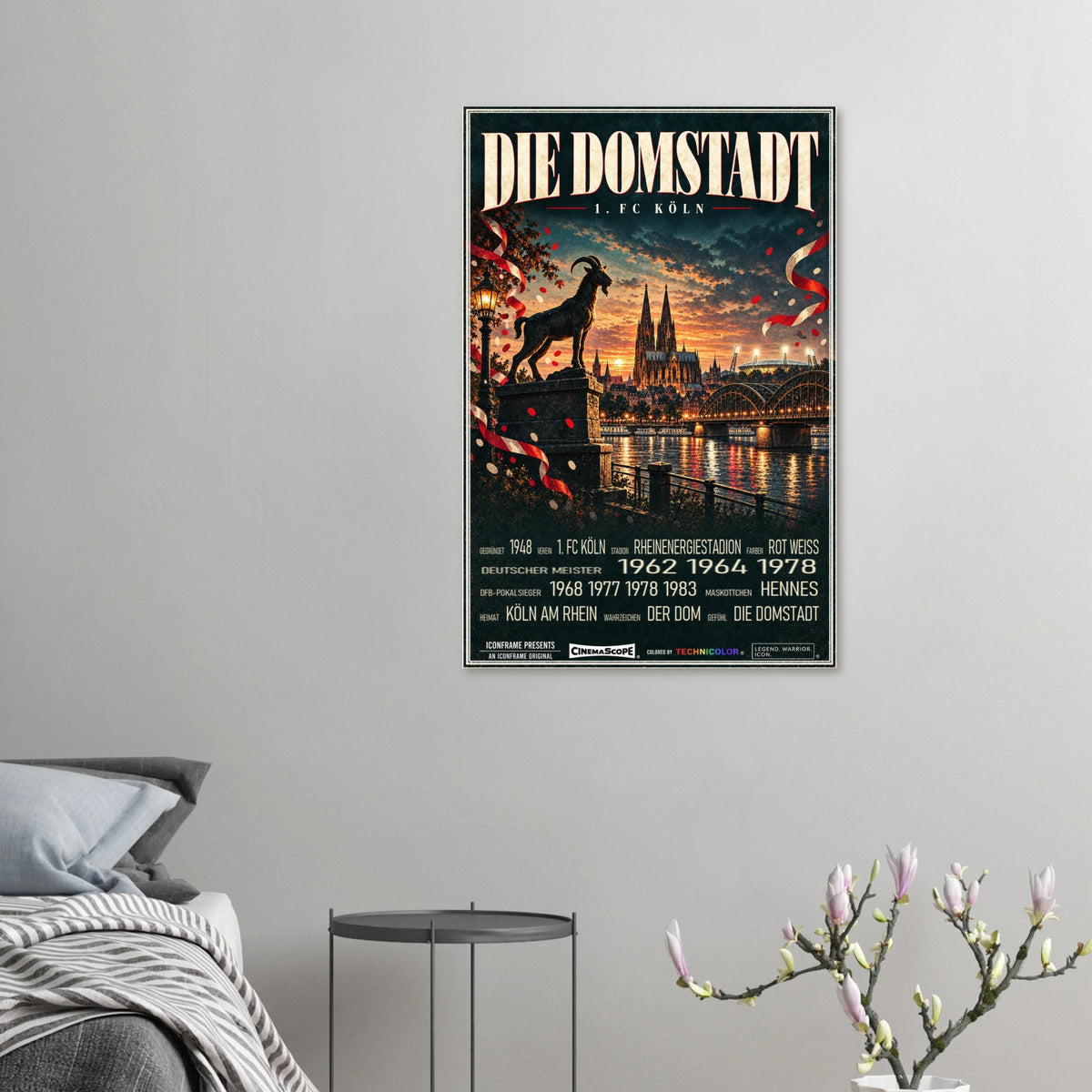 1. FC Köln Poster „Die Domstadt“ an einer grauen Wand neben einem Bett