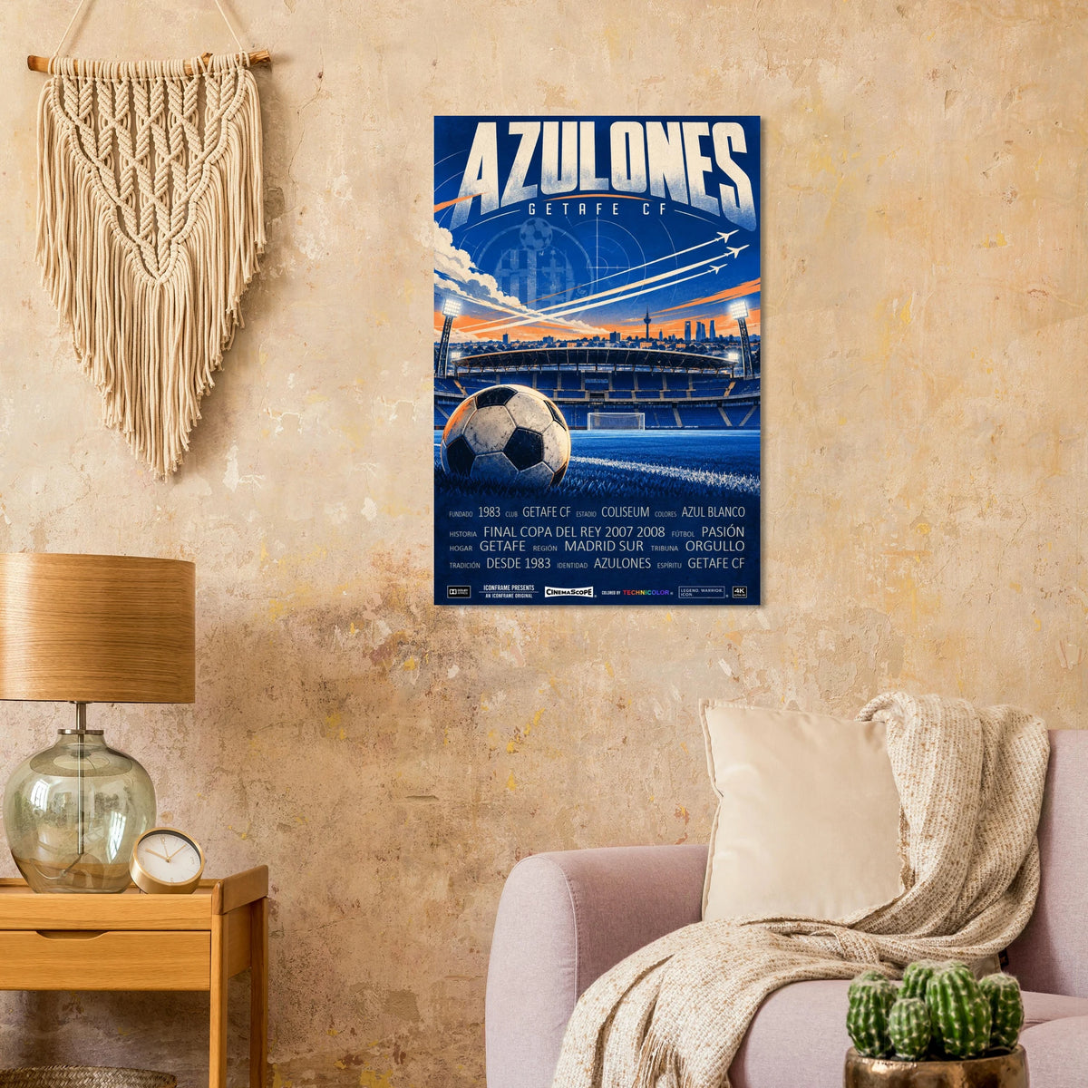Getafe Poster „Azulones“ an einer warmen beigen Wand neben einem Sessel