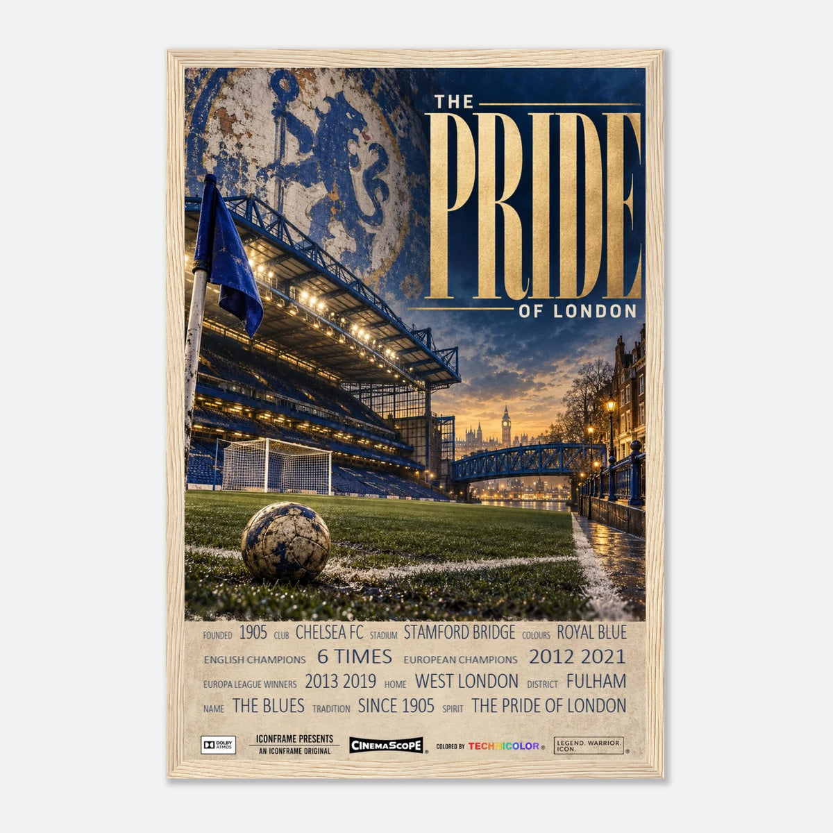 Chelsea Poster „The Pride of London“ – 30 × 45 cm, mit naturfarbenem Holzrahmen vor hellem Hintergrund