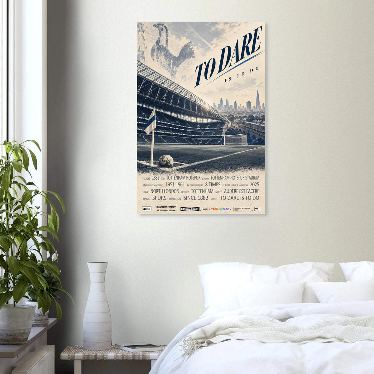 Tottenham Hotspur Poster „To Dare Is to Do“ an einer hellen Wand neben einem weiß bezogenen Bett