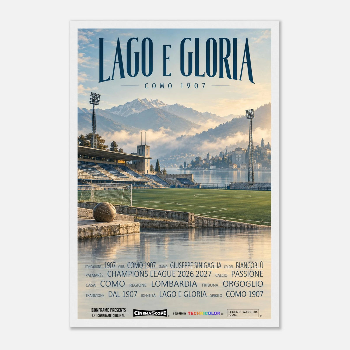 Como 1907 Poster „Lago e Gloria“ – 30 × 45 cm, mit weißem Holzrahmen vor hellem Hintergrund
