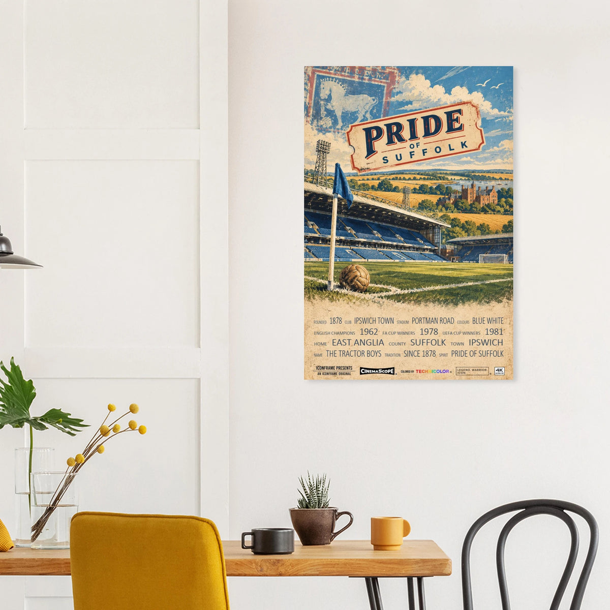Ipswich Town Poster „Pride of Suffolk“ an einer hellen Wand über einem Esstisch