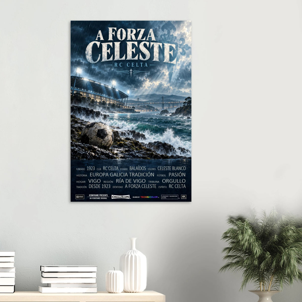 Celta Vigo Poster „A Forza Celeste“ an einer hellen Wand über einem Tisch mit Büchern und Vasen