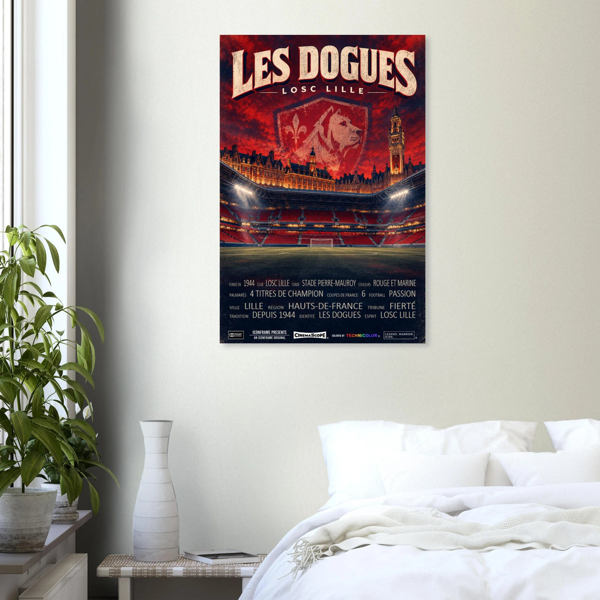 LOSC Lille Poster „Les Dogues“ an einer hellen Wand über einem weiß bezogenen Bett