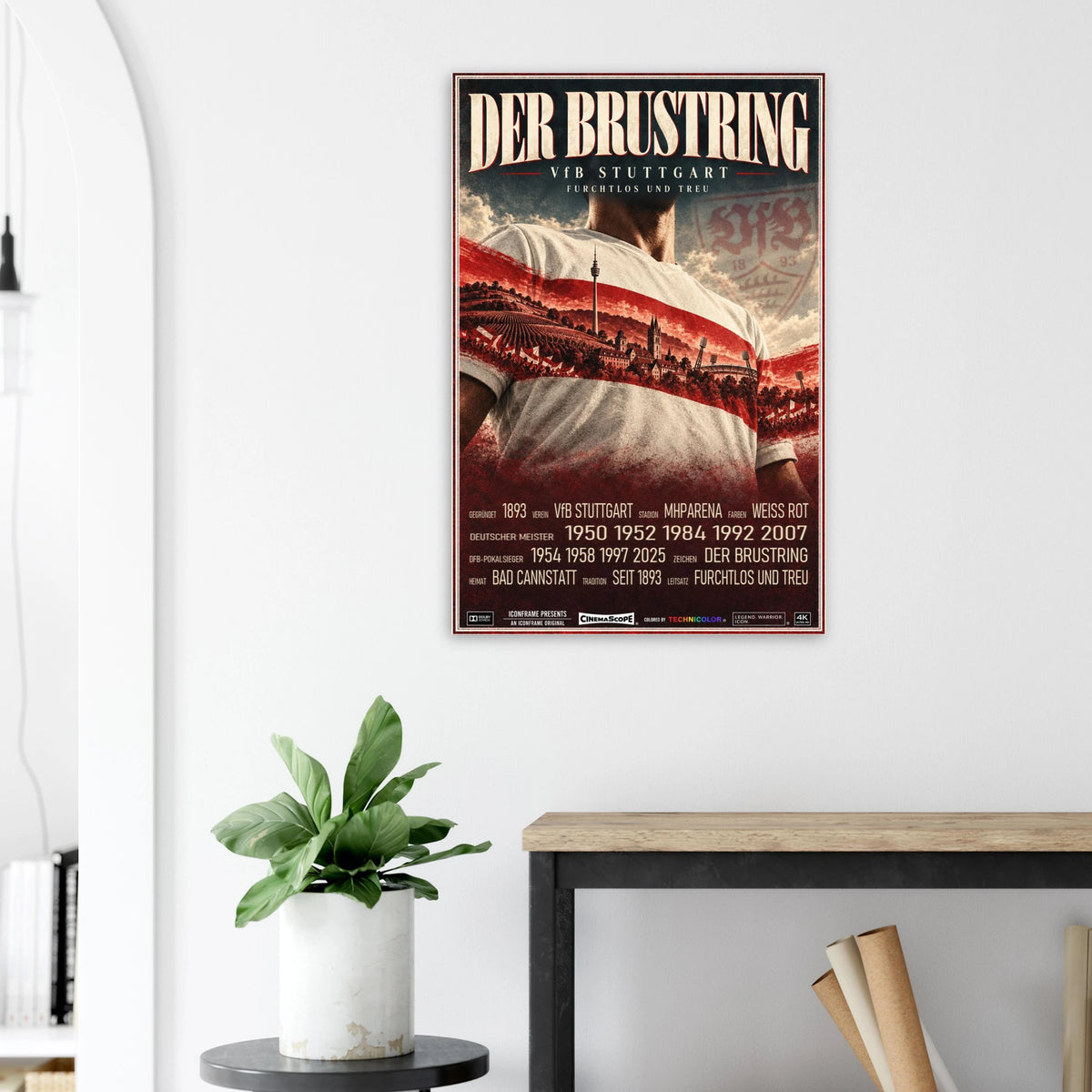 VfB Stuttgart Poster „Der Brustring“ an einer hellen Wand neben einer Pflanze und einem Tisch