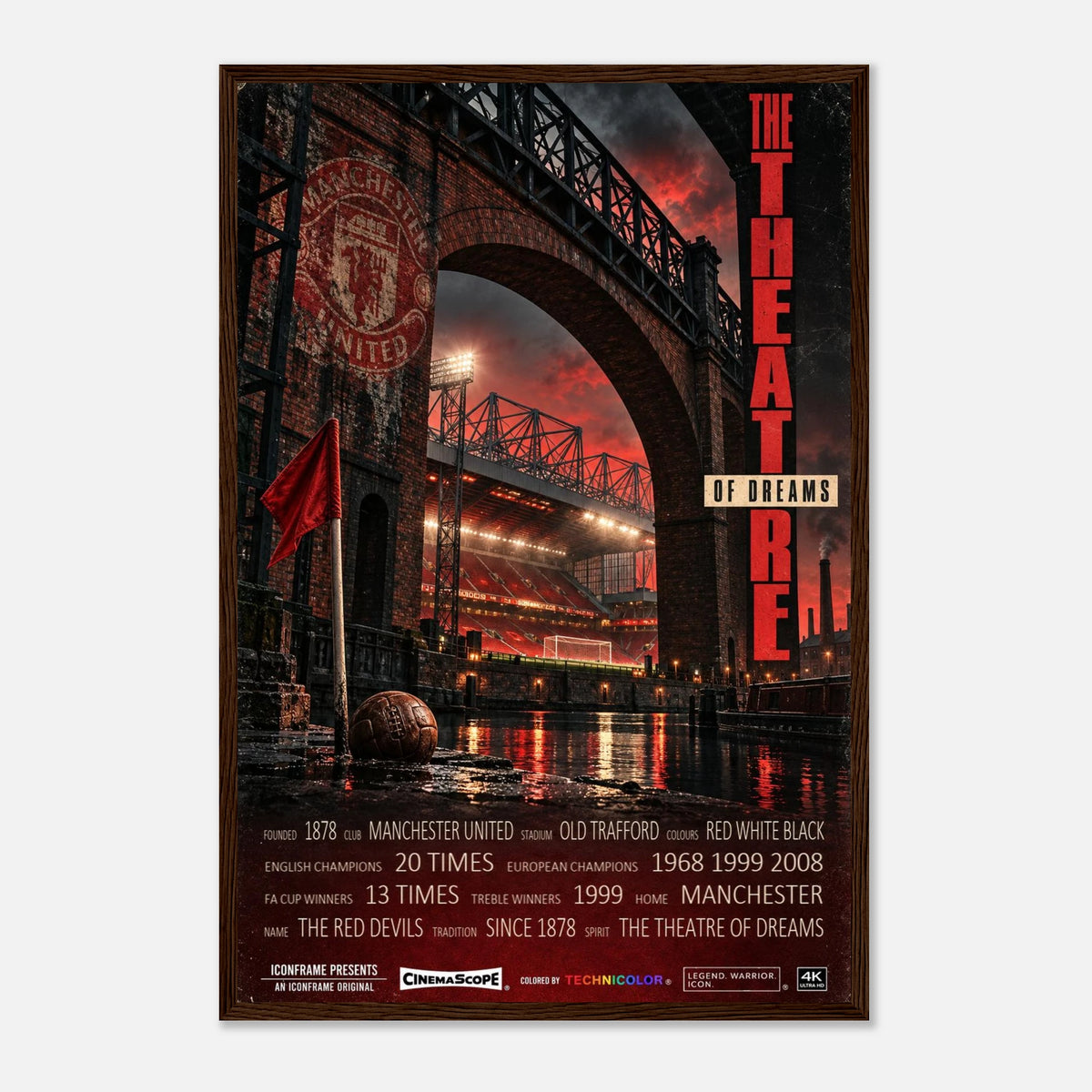 Manchester United Poster „The Theatre of Dreams“ – 40 × 60 cm, mit dunkelbraunem Holzrahmen vor hellem Hintergrund