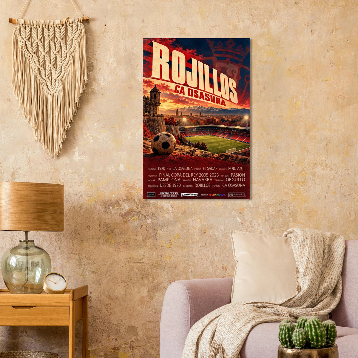 CA Osasuna Poster „Rojillos“ an einer warmen beigen Wand neben einem Sessel